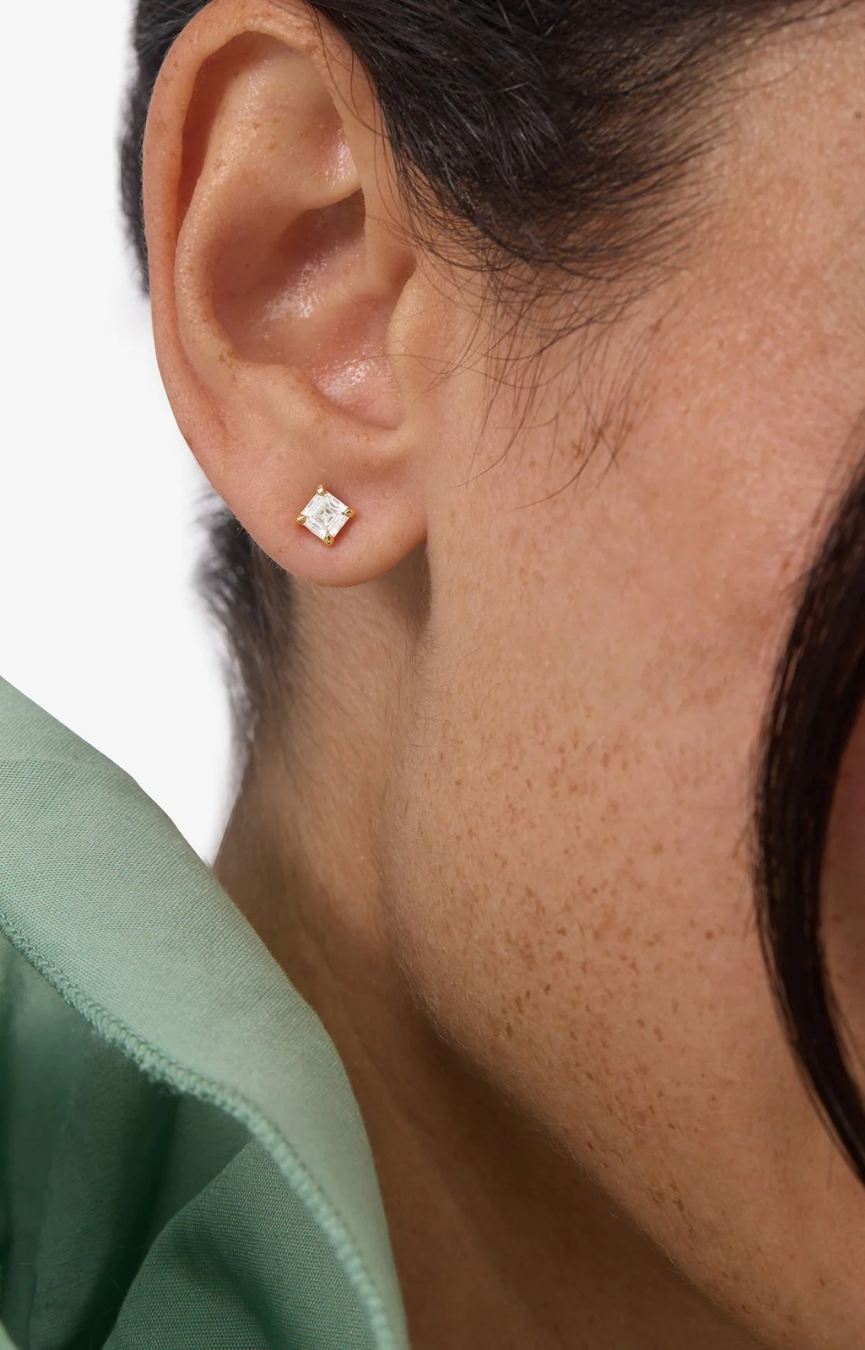 Queens 4mm Gold Studs